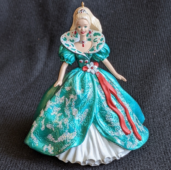 Hallmark Holiday Barbie 1995 Ornament - Picture 2 of 15